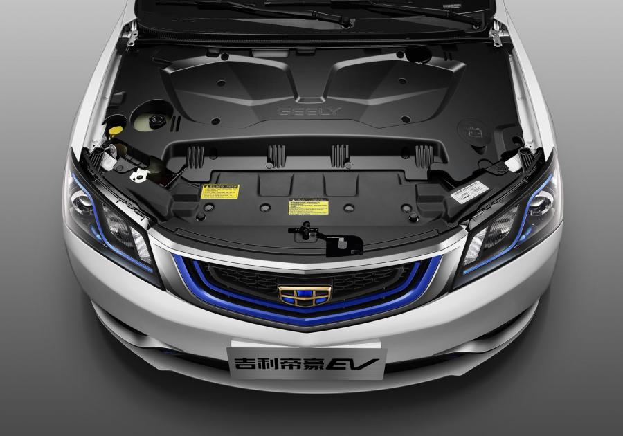 Моторный отсек Geely Emgrand EV 2015 года  (фото 2 из 30)